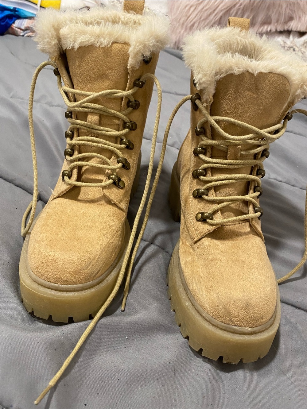 Forever 21, Tan Suede Lace-Up Platform Lug Boots with Faux Fur Collar size 6